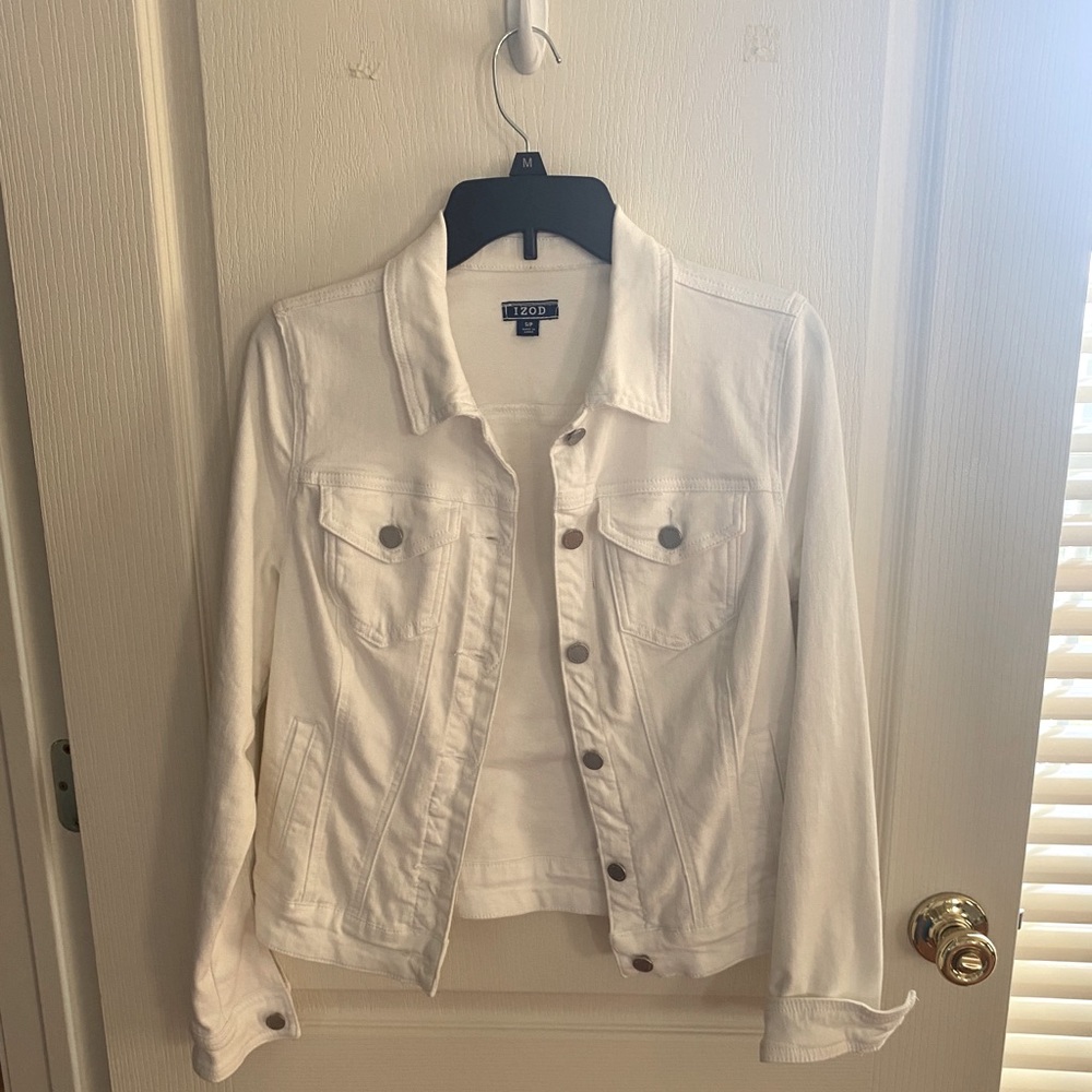 Fitted white jean jacket